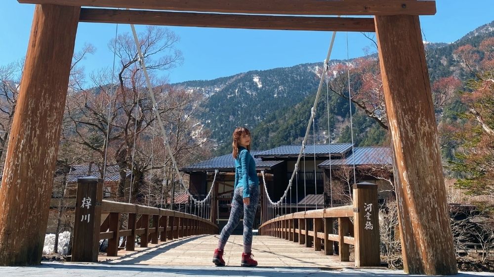 無人の河童橋でポーズをとる山ガール
