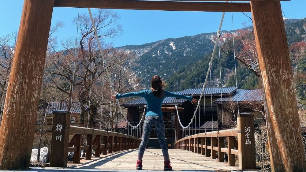 開山前の河童橋でポーズをとる山ガール