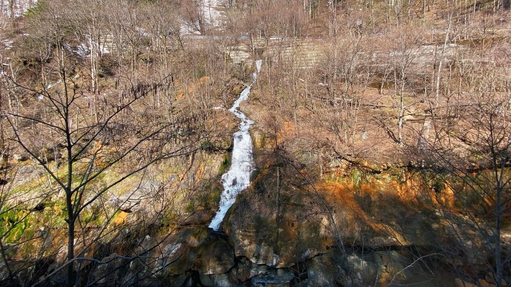 中の湯のバス停前にある滝