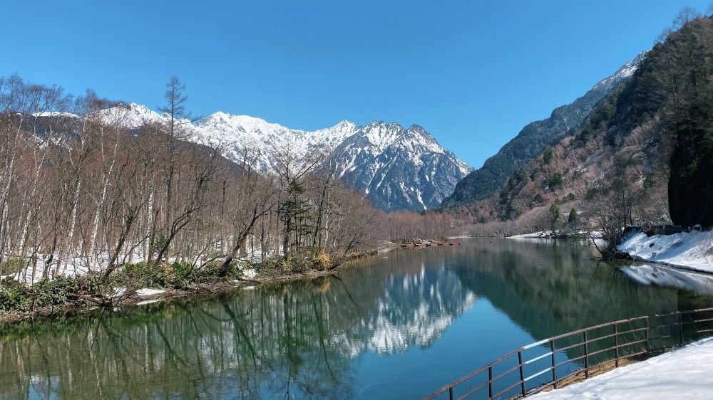 大正池のバス停の手前から見た景色